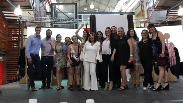El grupo de Cosiendo Redes posa reunido sobre el escenario.