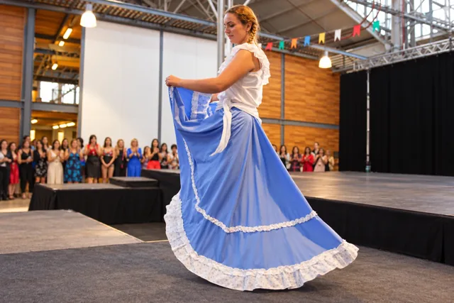 Una participante presenta la falda celeste con terminaciones de encaje blanco.