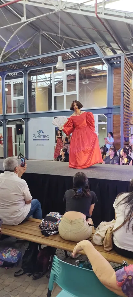 Una participante desfila con una prenda de color coral.