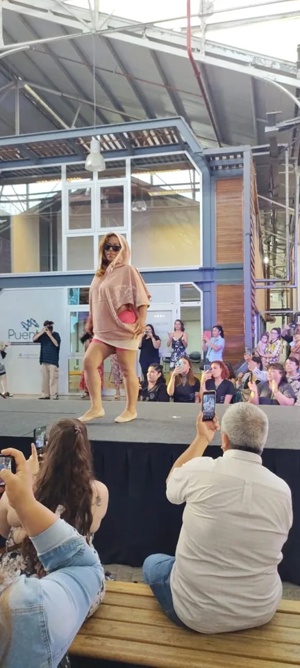 Una participante recorre la pasarela en el espacio del encuentro.