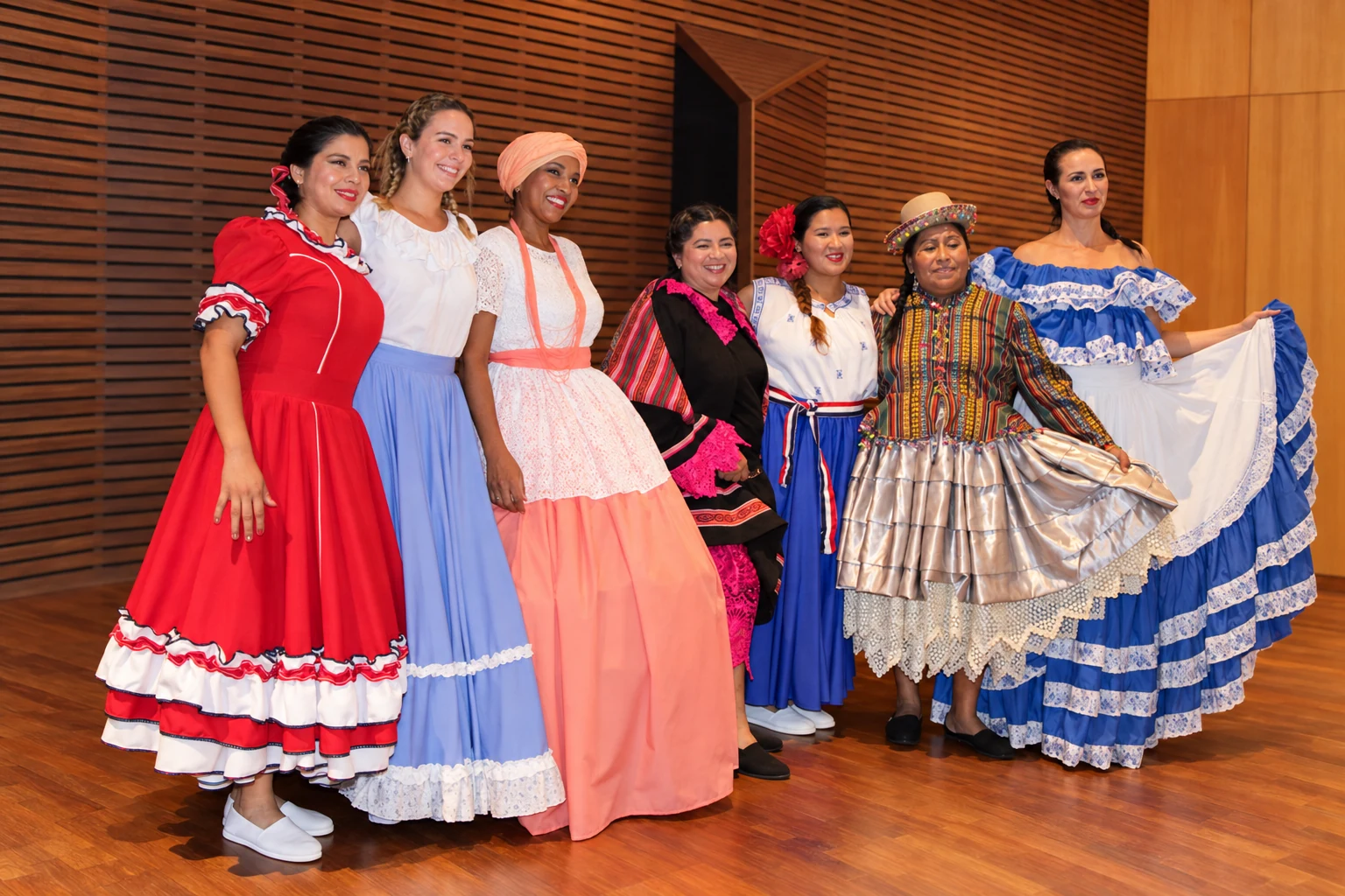 Siete participantes del desfile muestran juntas sus prendas terminadas